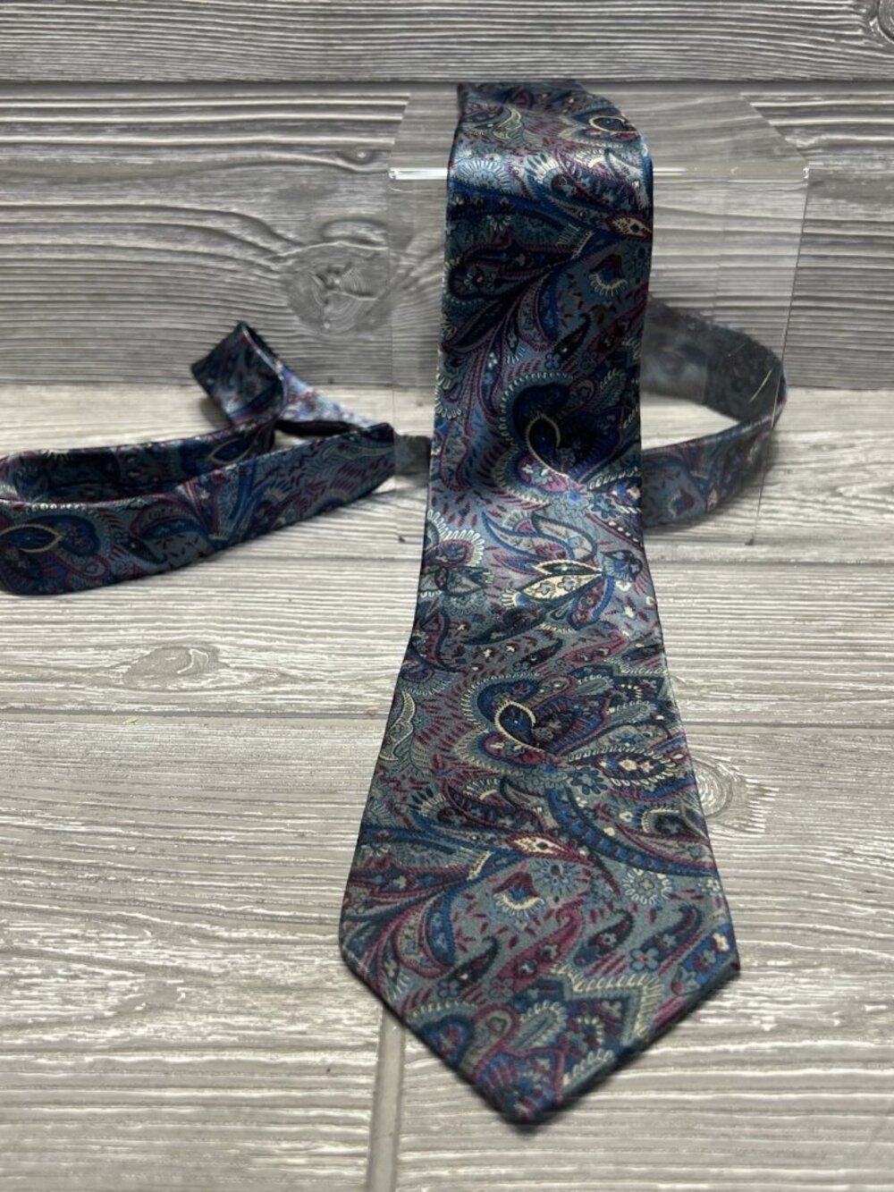 Vintage 1980s Johnny Carson Silk Paisley Neck Tie Blue Magenta Cream Black